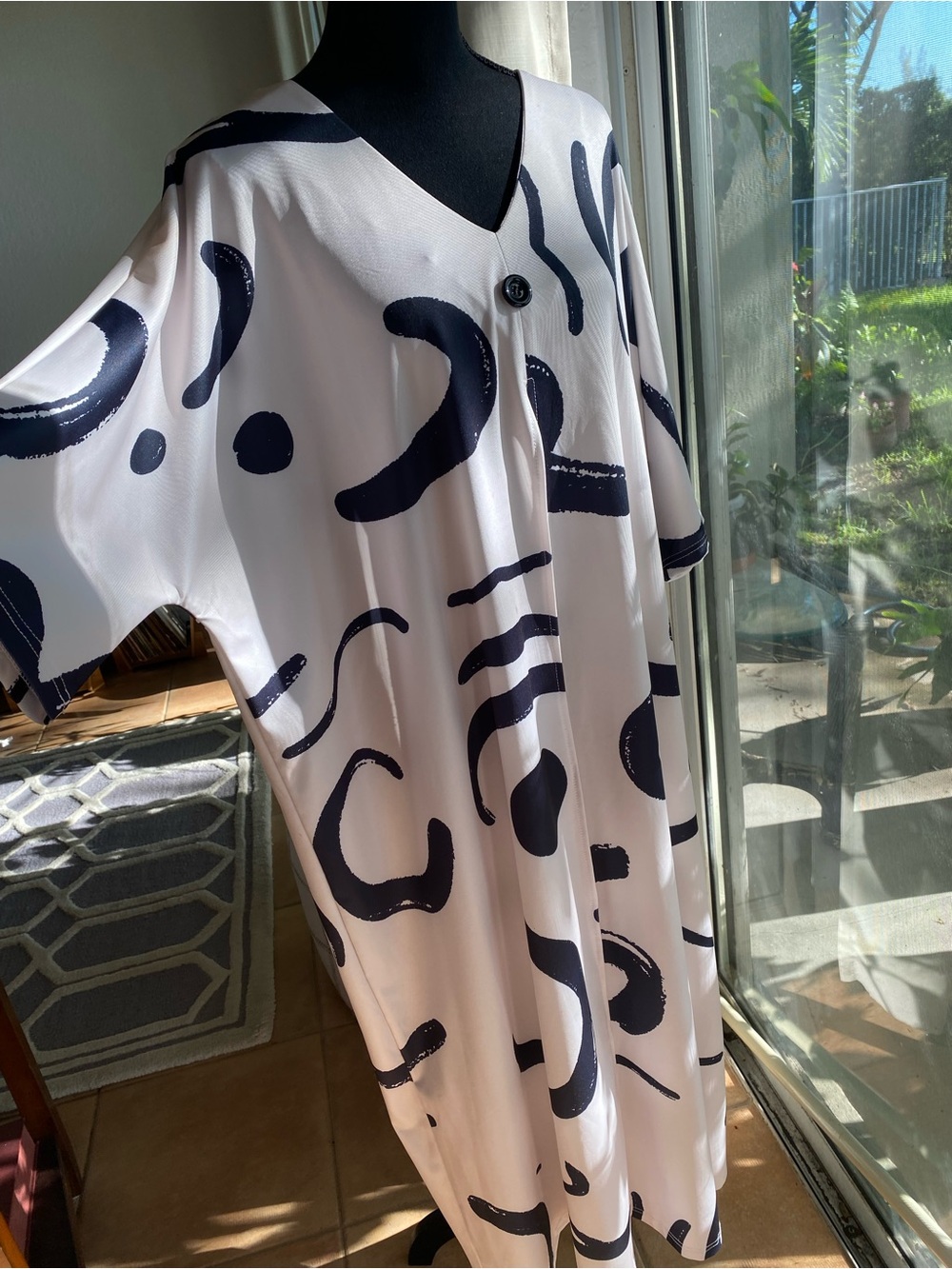 Women's Abstract Print V-Neck Tunic Top - White & Black